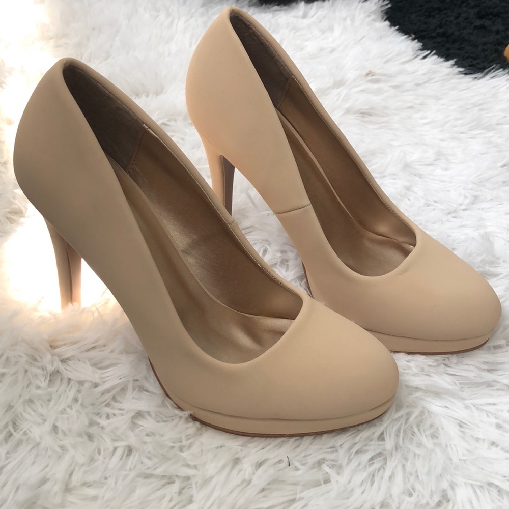 Nude heels NEW